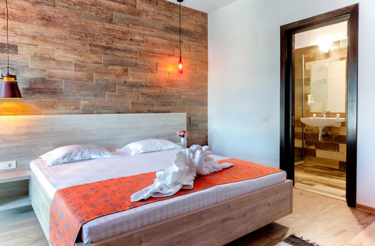 Pensiune Pavo Pitesti Ngoại thất bức ảnh
